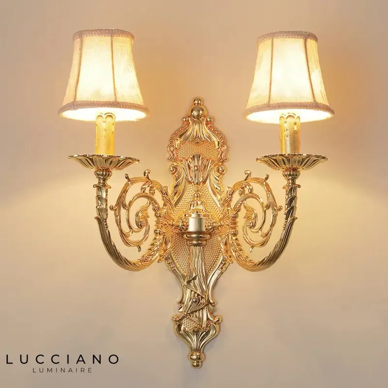 Voici ma proposition :
Applique murale en zinc et cristal lumineux raffiné
