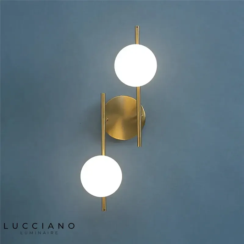 Voici le titre transformé :
Applique murale moderne boule lumineuse design cristal