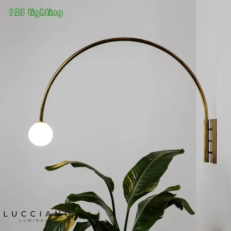 Applique murale led dorée minimaliste chic.