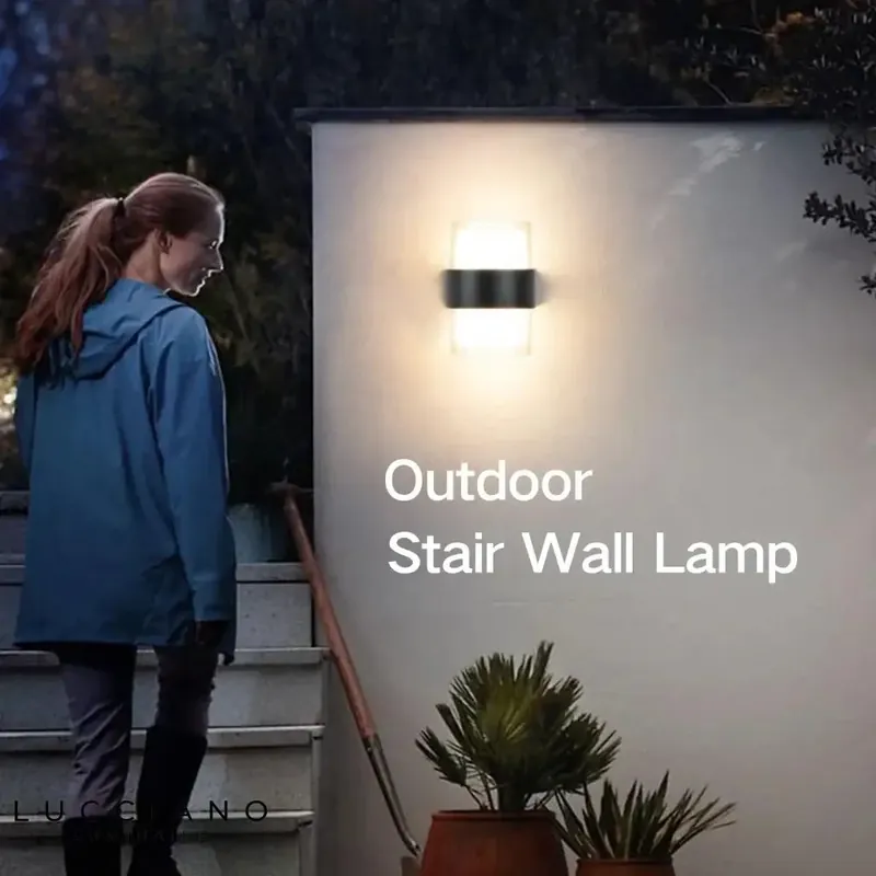 Voici le titre transformé, en gardant les deux premiers mots :
Applique murale extérieure design lumineux élégant