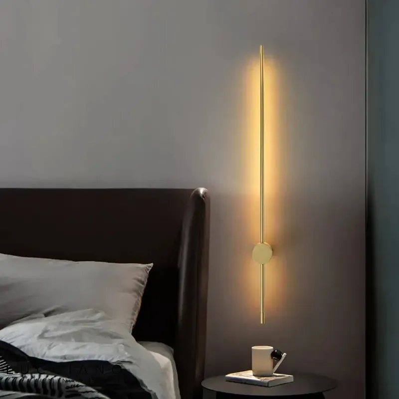 Applique murale LED dorée minimaliste élégante.