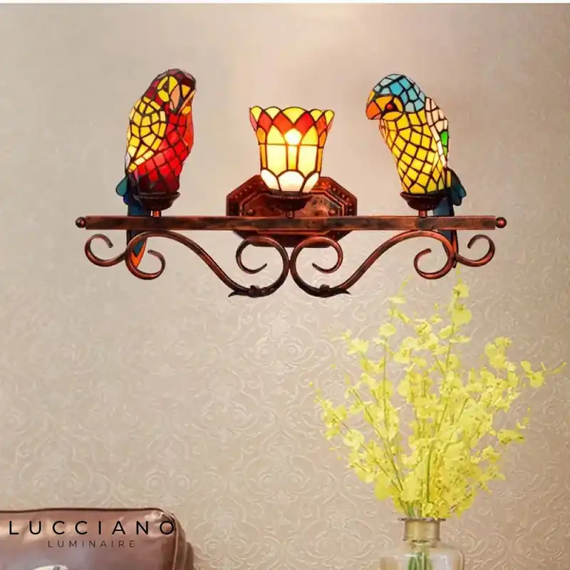 Voici le titre transformé :
Applique murale design verre tropical oiseau exotique