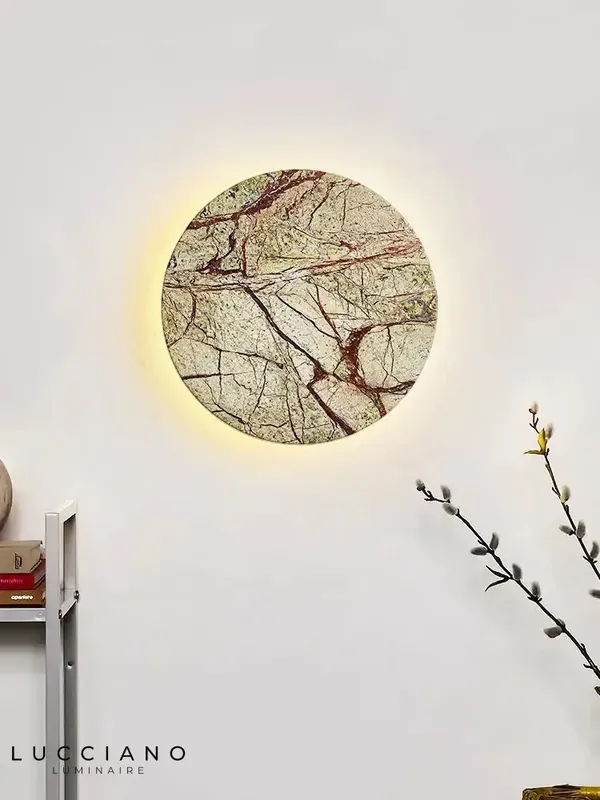 Voici la transformation :
Applique murale en marbre élégante et épurée