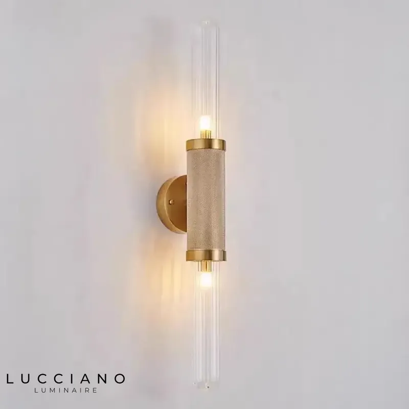 Applique murale art déco: luminaire doré chic.
