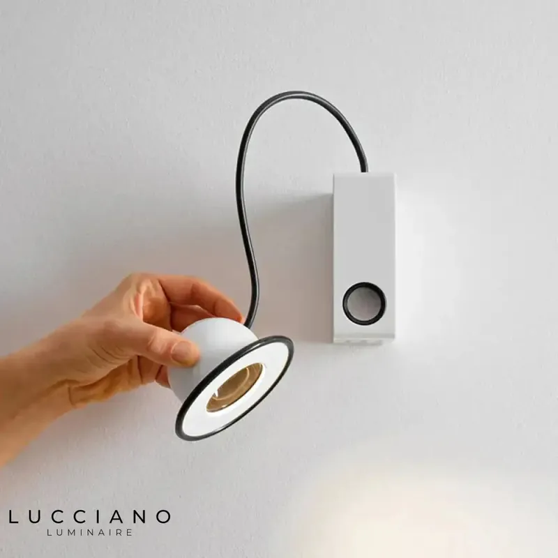 Voici la transformation du titre :
Applique murale LED magnétique polyvalente innovante